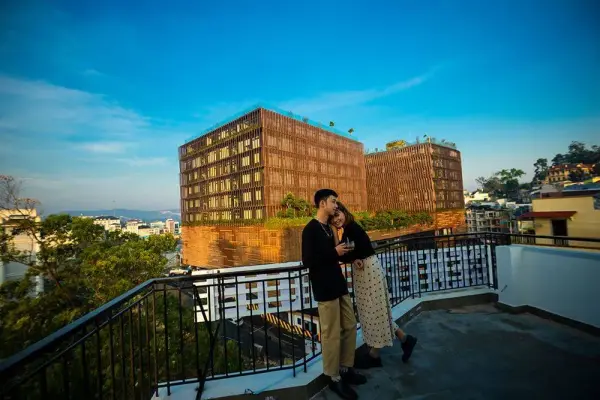 So sánh Homestay ngoại ô vs Khách sạn Đà Lạt gần trung tâm cho cặp đôi đi hưởng tuần trăng mật