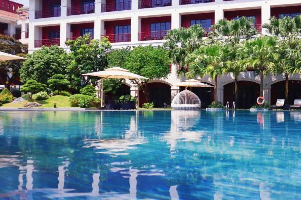 Hồ bơi khách sạn ÊMM Huế: Không gian, tiện ích, trải nghiệm & kinh nghiệm thư giãn