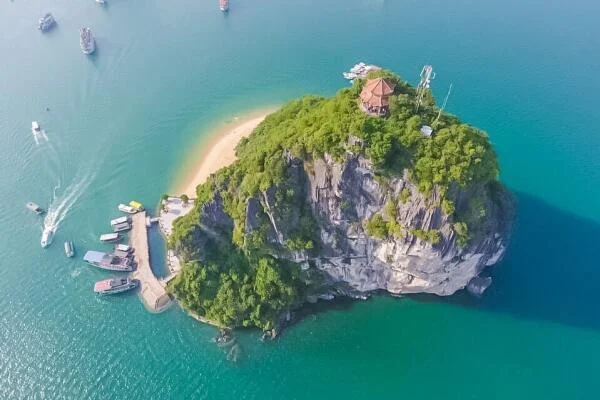 Khám phá đảo Titop: Lịch sử, bãi tắm, trải nghiệm leo núi & kinh nghiệm tham quan