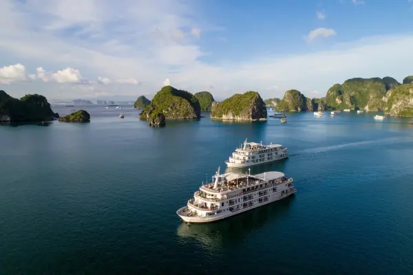 Top 10 du thuyền Hạ Long có bể bơi được gia đình lựa chọn