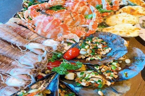 Thưởng thức hải sản tươi ngon tại làng chài - Điểm nhấn ẩm thực của tour 3 đảo