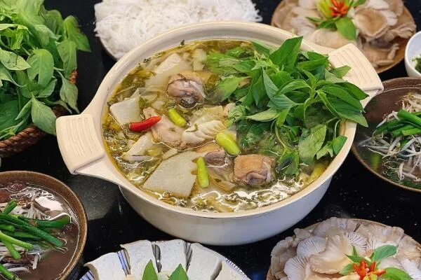 Quán lẩu gà lá é ngon nhất Đà Lạt: Review chi tiết, địa chỉ & giá cả