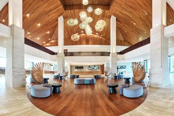 So sánh giá phòng tại Pullman Danang Beach Resort với các resort 5 sao khác