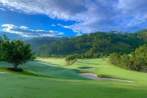 Sân Golf Swiss-Belresort Tuyền Lâm: 18 lỗ đẳng cấp, thử thách Golfer