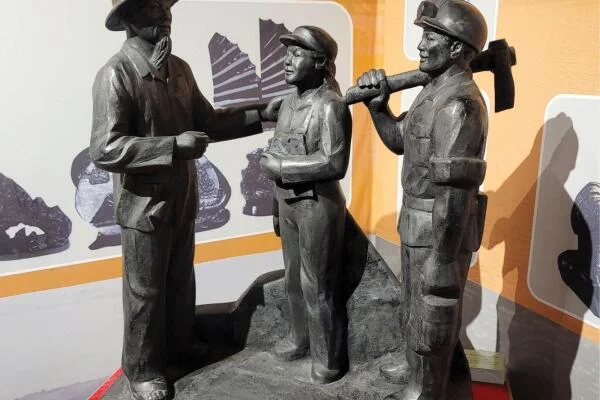 Tạc tượng than đá: Du khách "thổi hồn" vàng đen