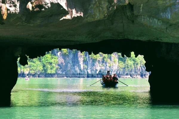 Top 7 hang động đẹp nhất Vịnh Hạ Long: Vẻ đẹp, lịch sử & kinh nghiệm khám phá