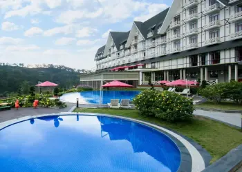 Khách sạn 5 sao Đà Lạt có hồ bơi nước ấm: Tại sao đây là tiêu chí không thể bỏ qua khi đặt phòng?