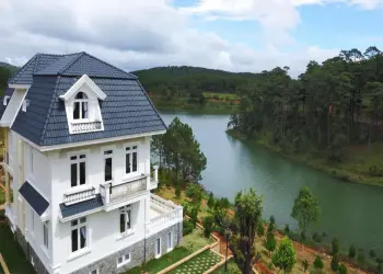 Có nên ở khách sạn gần Hồ Tuyền Lâm? Phân tích chi phí phát sinh khi di chuyển vào trung tâm ăn uống