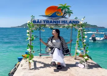 Chơi gì ở Bãi Tranh Nha Trang? Bảng giá các trò chơi cảm giác mạnh trên biển (Dù bay, mô tô nước, phao chuối)