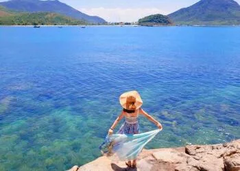 Chi phí đi tour Nha Trang 4 ngày 3 đêm trọn gói là bao nhiêu? (Bóc tách giá vé, khách sạn, ăn uống).