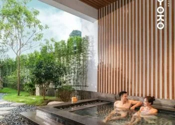So sánh trải nghiệm Public Onsen (khu công cộng) và Private Onsen (căn Washitsu riêng tư) tại Yoko Onsen.