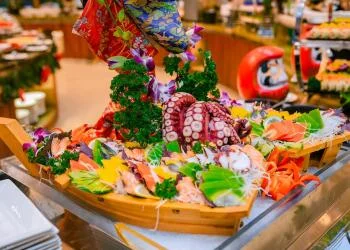 Thưởng thức Buffet quốc tế và ẩm thực Á - Âu tại nhà hàng Blue Bay & Sakura Nhật Bản bên trong khách sạn wyndham legend hạ long