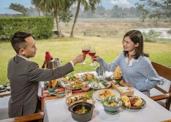 Nhà hàng Nón khổng lồ tại Serena Resort: thưởng thức và khám phá đặc sản xứ Mường (Lợn mán, gà chạy bộ, cá sông Bôi, cơm lam)