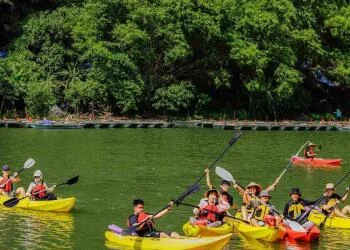 Du lịch Hạ Long có gì mới? Thử ngay chèo kayak khám phá đảo Cái Chiên