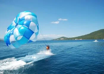 Chơi gì ở Hòn Tằm? Khám khám phá công viên phao nổi, sea walker & các trò chơi biển hấp dẫn nhất