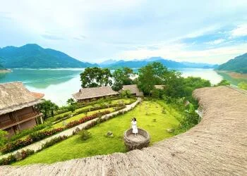 Chơi gì ở Mai Châu Hideaway Resort? Từ bể bơi vô cực đến chèo kayak lòng hồ Hòa Bình