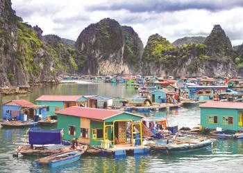 Làng chài Cửa Vạn: Trải nghiệm độc đáo cho cả gia đình