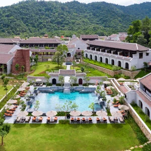 8-legacy-yen-tu-pool-2