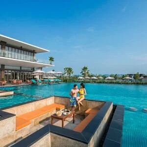 oakwood-ha-long-swimming