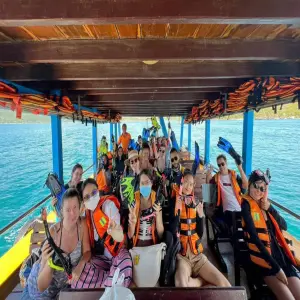 so-sanh-tour-dao-nha-trang-bang-cano-cao-toc-vs-tau-go-3