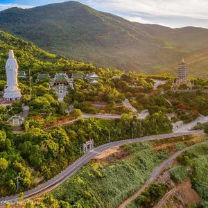 chua-linh-ung-chon-binh-yen-giua-long-da-nang-06