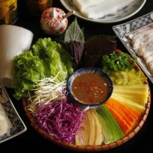 furama-resort-danang-du-lich-da-nang-banh-trang-cuon-thit-heo-1024x683-1