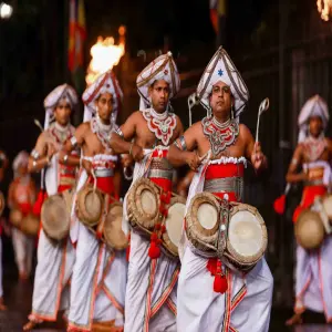 dieu-mua-truyen-thong-kandyan-man-di-bo-tren-than-hong-trong-tour-di-sri-lanka-1