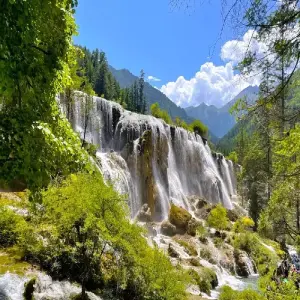 nen-di-tour-cuu-trai-cau-duong-bo-qua-cua-khau-hay-bay-thang-4