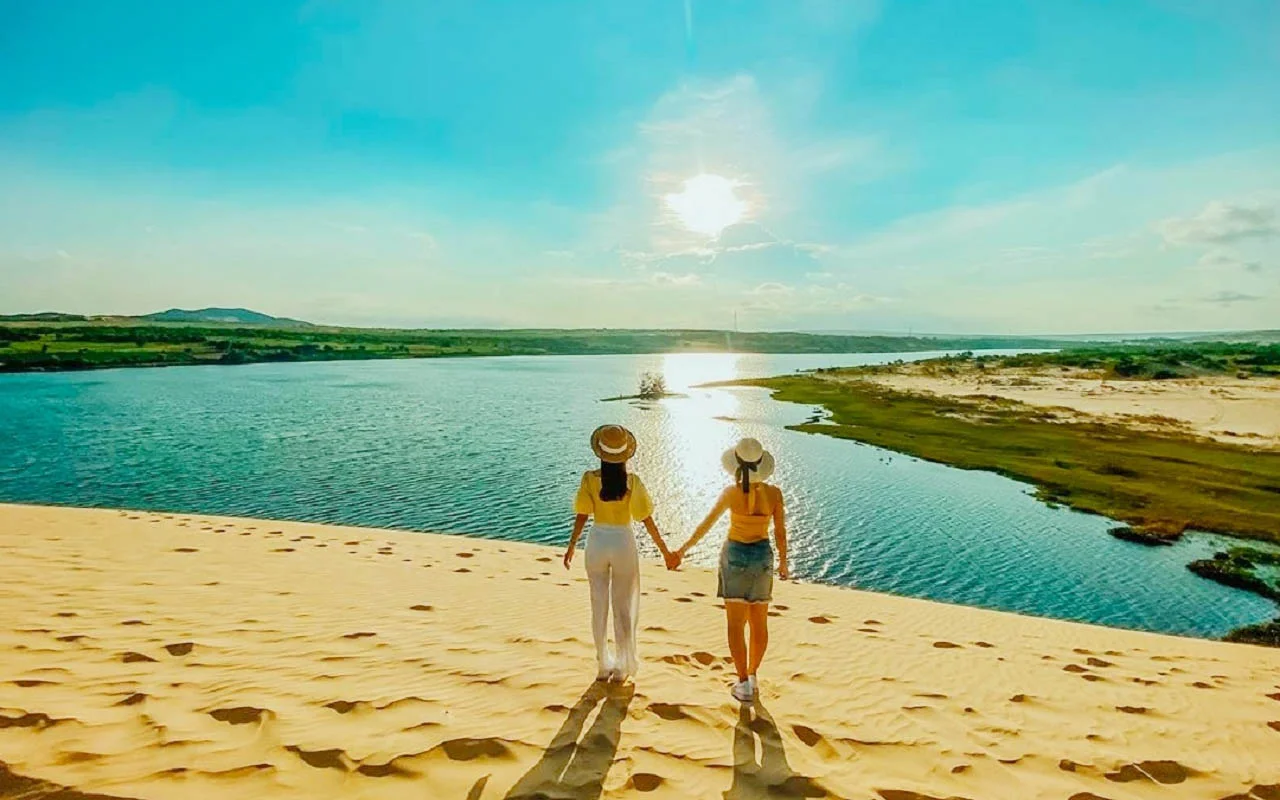 Bàu Trắng Mũi Né: Vị Trí, Sức Hút, Thời Điểm Lý Tưởng, Điểm Tham Quan & Kinh Nghiệm Cần Biết