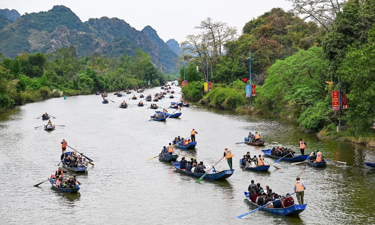 Kinh nghiệm du lịch Chùa Hương: Vị Trí, Sức Hút, Thời Điểm Lý Tưởng, Điểm Tham Quan & Kinh Nghiệm Cần Biết