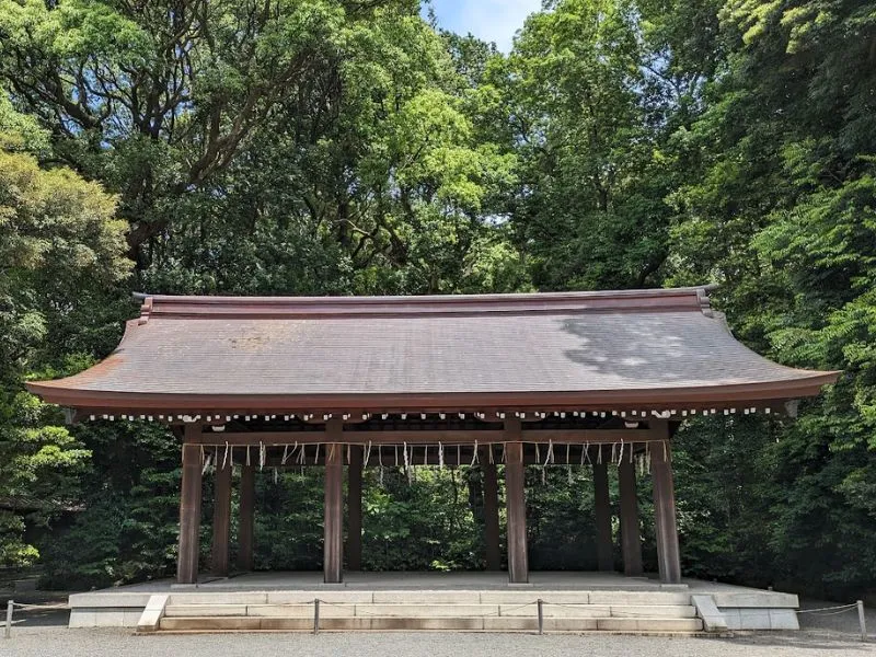 su-khac-biet-giua-khu-vuc-den-chinh-va-meiji-jingu-gaien