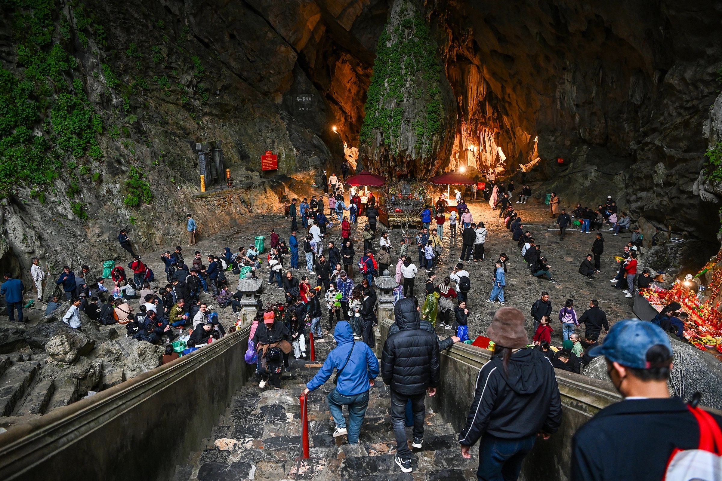 Kinh nghiệm du lịch Chùa Hương: Vị Trí, Sức Hút, Thời Điểm Lý Tưởng, Điểm Tham Quan & Kinh Nghiệm Cần Biết