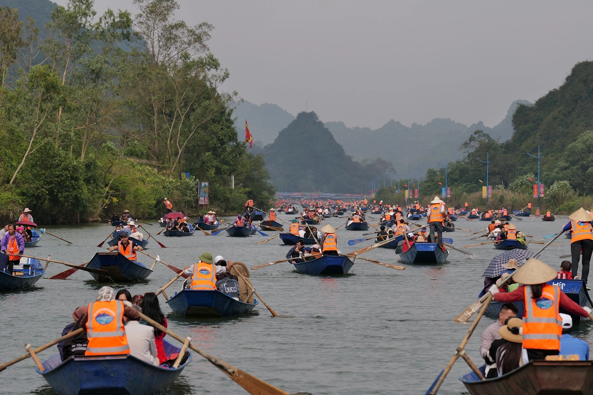 Kinh nghiệm du lịch Chùa Hương: Vị Trí, Sức Hút, Thời Điểm Lý Tưởng, Điểm Tham Quan & Kinh Nghiệm Cần Biết