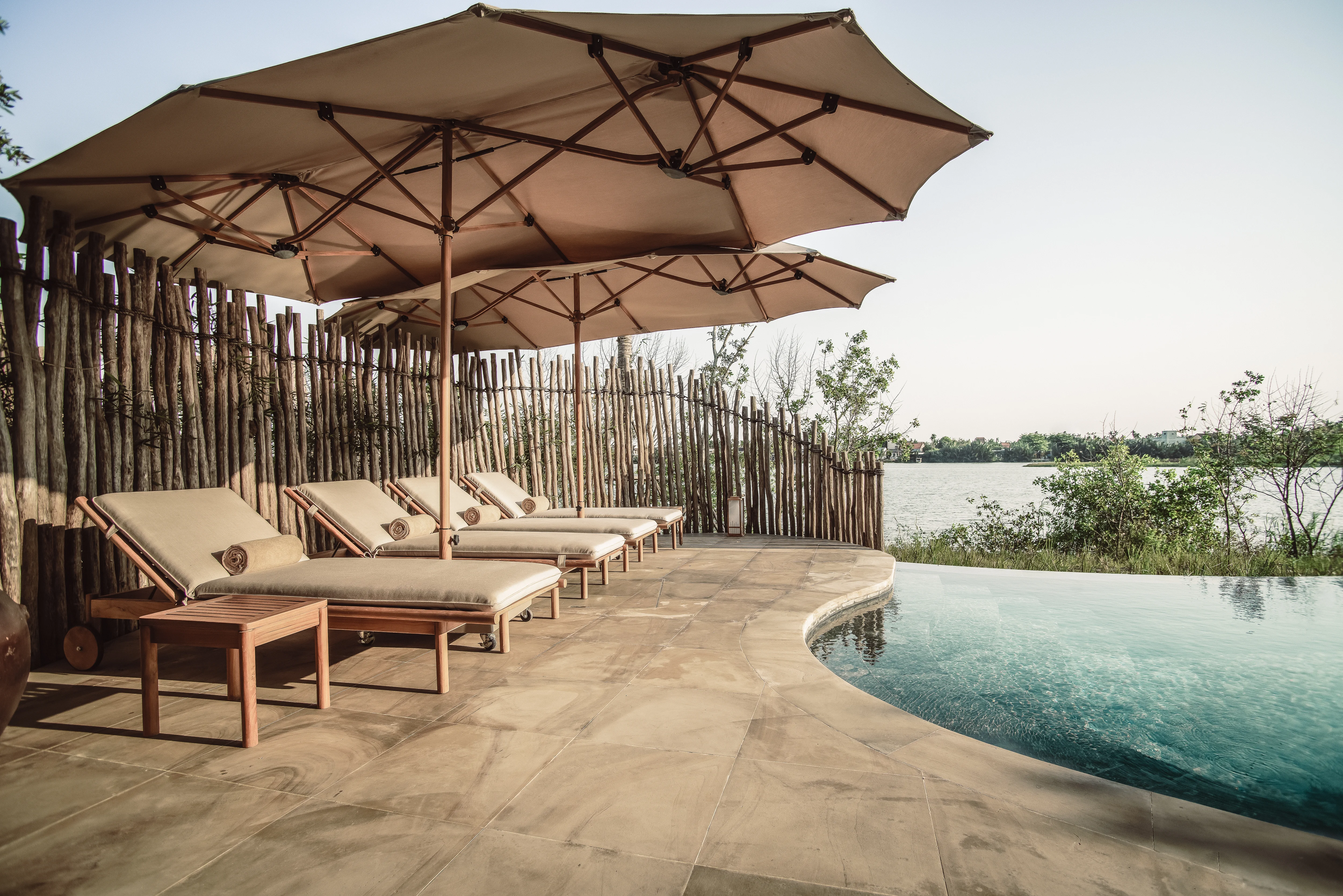 Giá phòng và thông tin chi tiết các hạng phòng tại Namia River Retreat