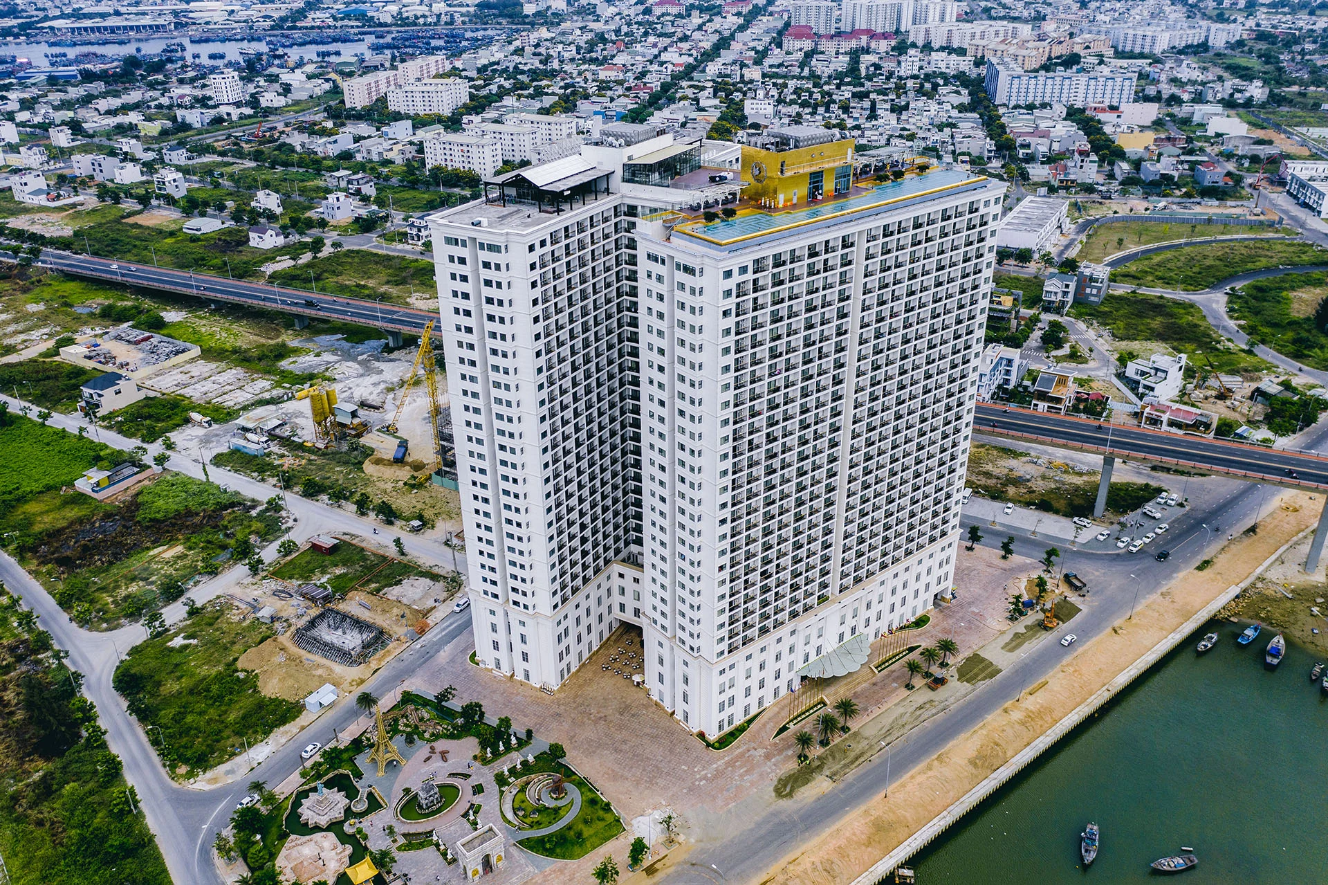 Wyndham Danang Golden Bay: Vị trí, đặc điểm, tiện ích, giá bán các hạng phòng & kinh nghiệm đặt phòng