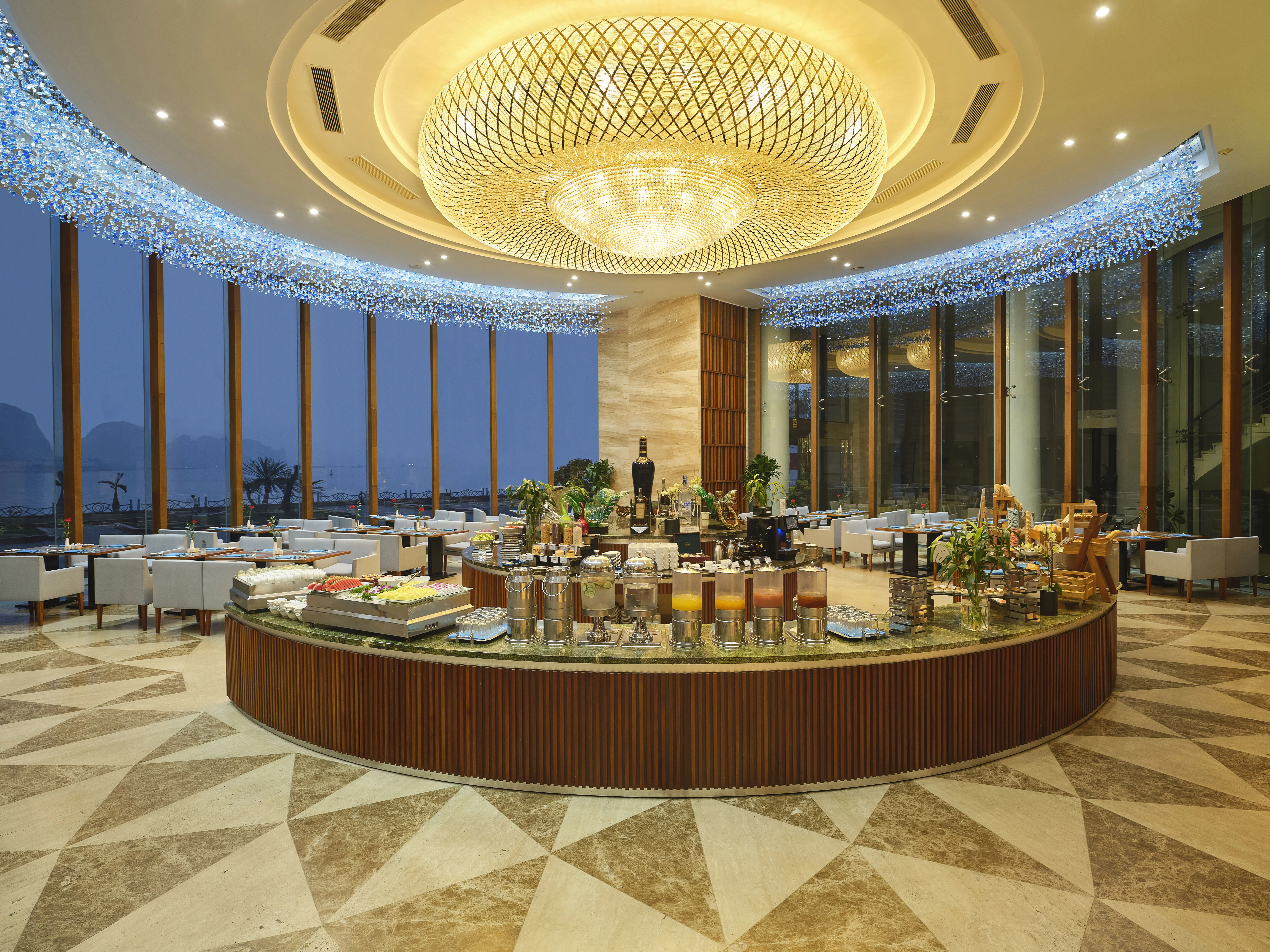 An-tuong-dau-tien-Trang-le-va-phong-thai-tan-co-dien-thuong-luu