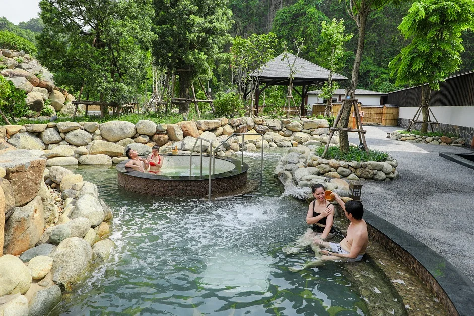 be-ngoai-troi-va-be-suc-yoko-onsen-quang-hanh-1