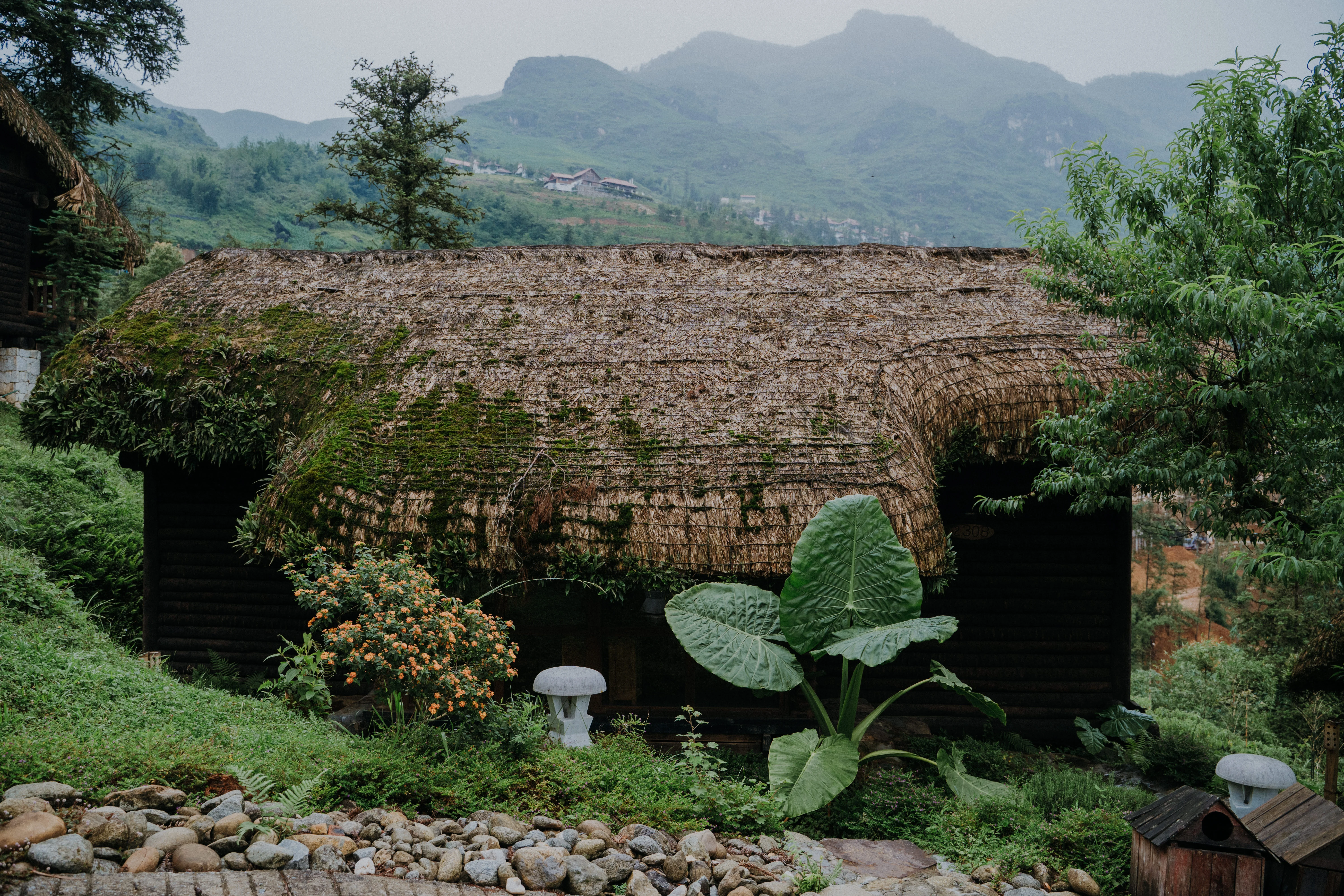 ben-ngoai-bungalow-mat-truoc