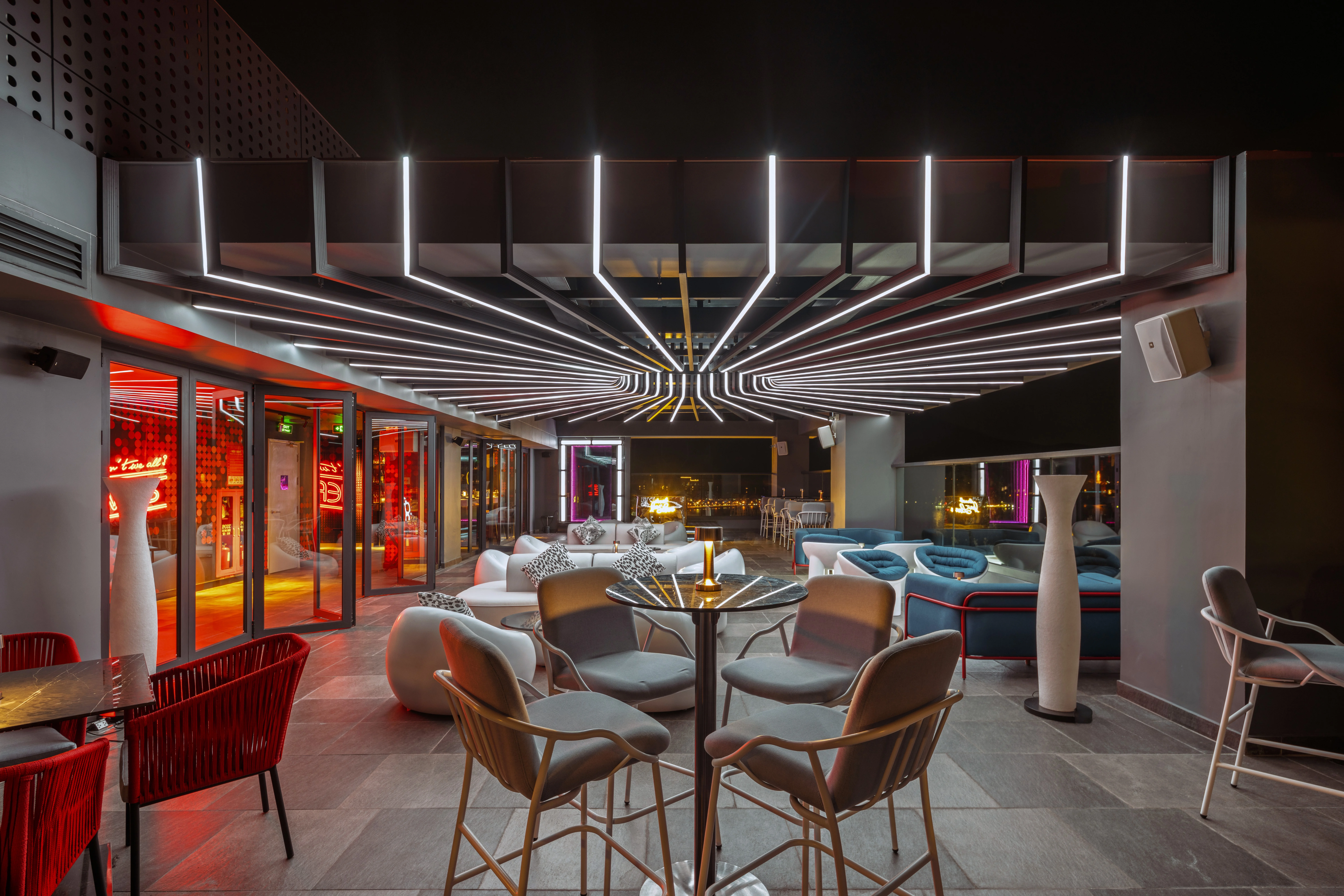 Radisson Red: Vị trí, đặc điểm, tiện ích, giá bán các hạng phòng & kinh nghiệm đặt phòng