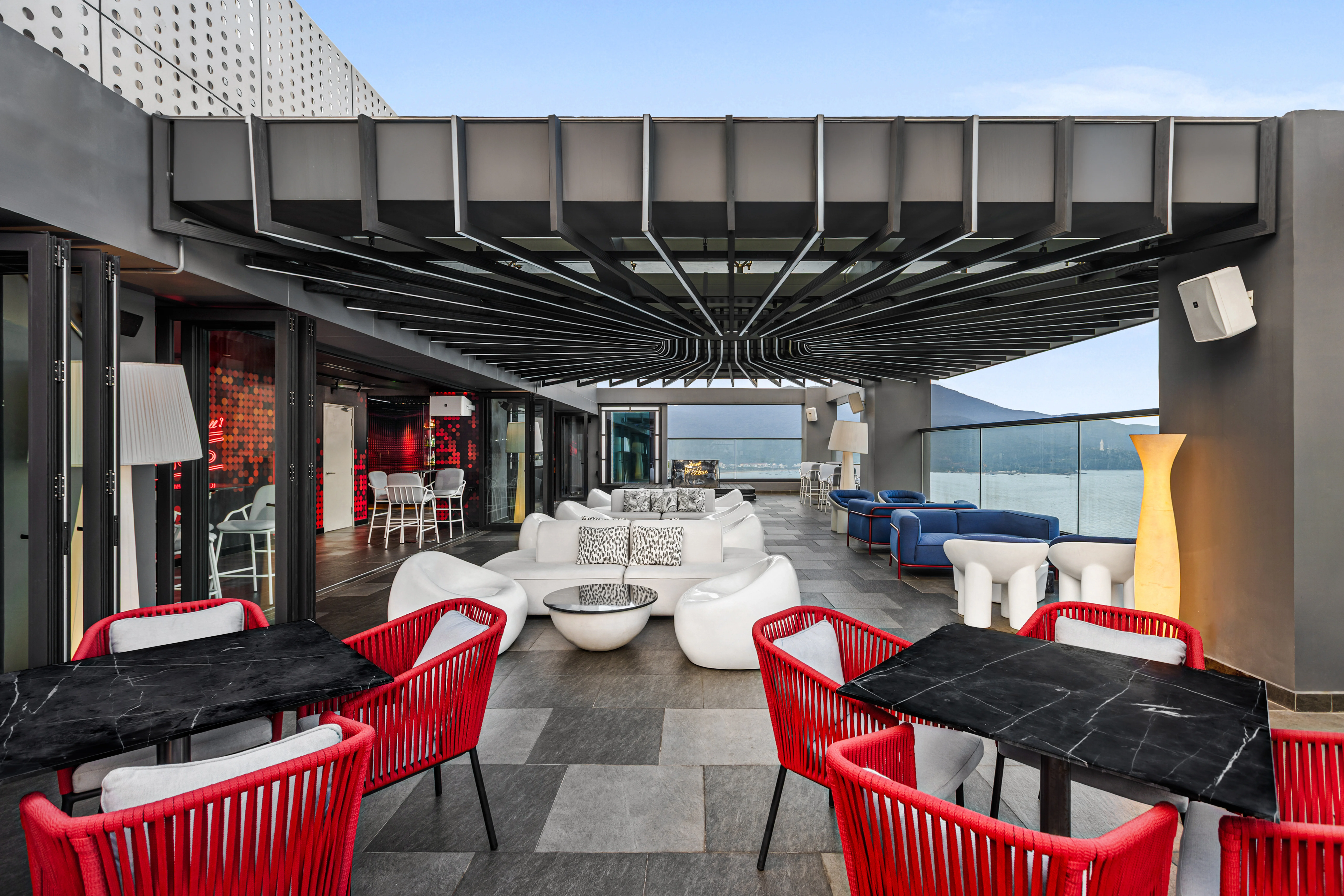 Giá phòng và thông tin chi tiết các hạng phòng tại Radisson Red