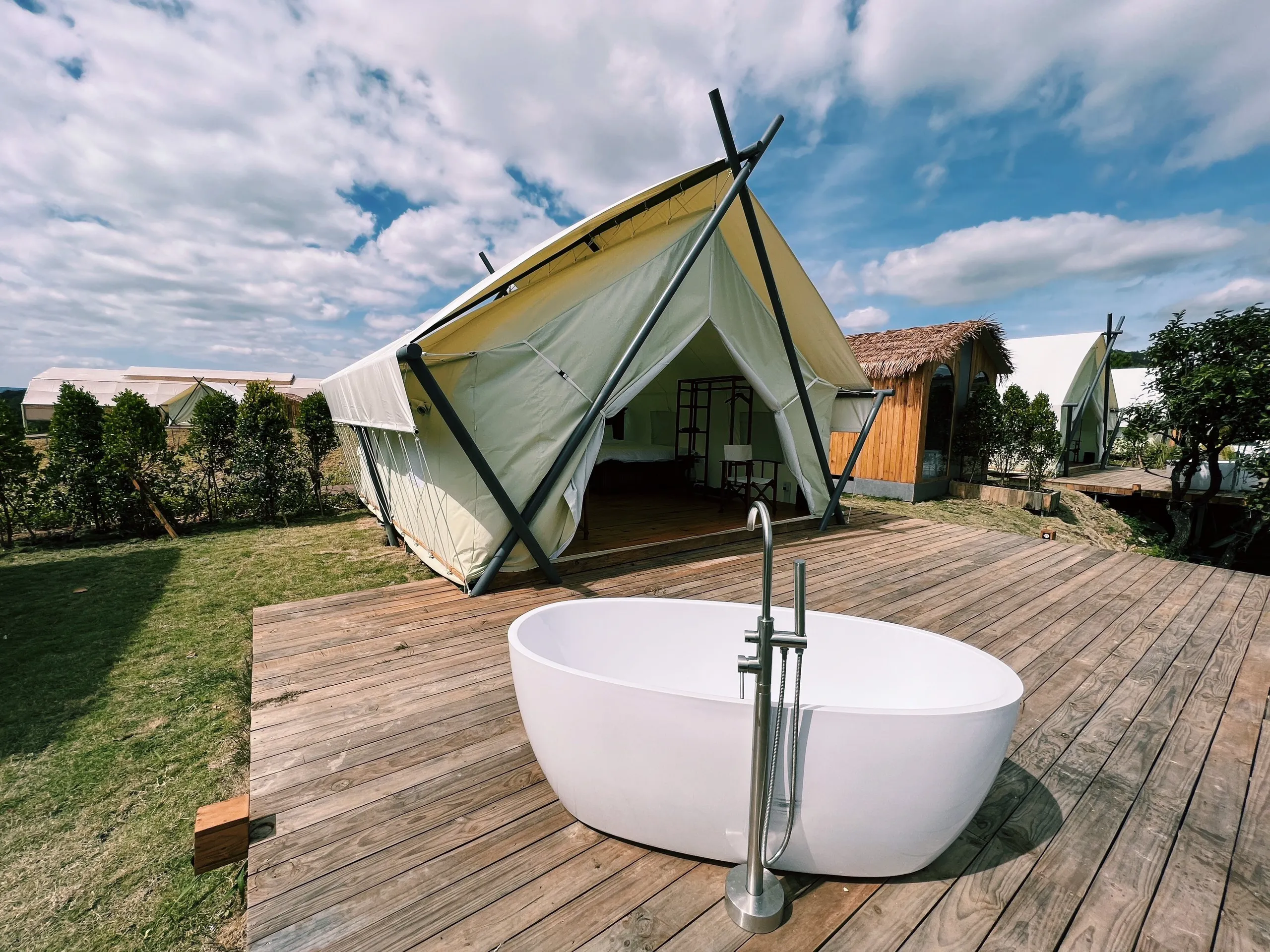 kinh-nghiem-chuan-bi-hanh-trang-khi-di-cam-trai-da-lat-ket-hop-luu-tru-khach-san-la-gi