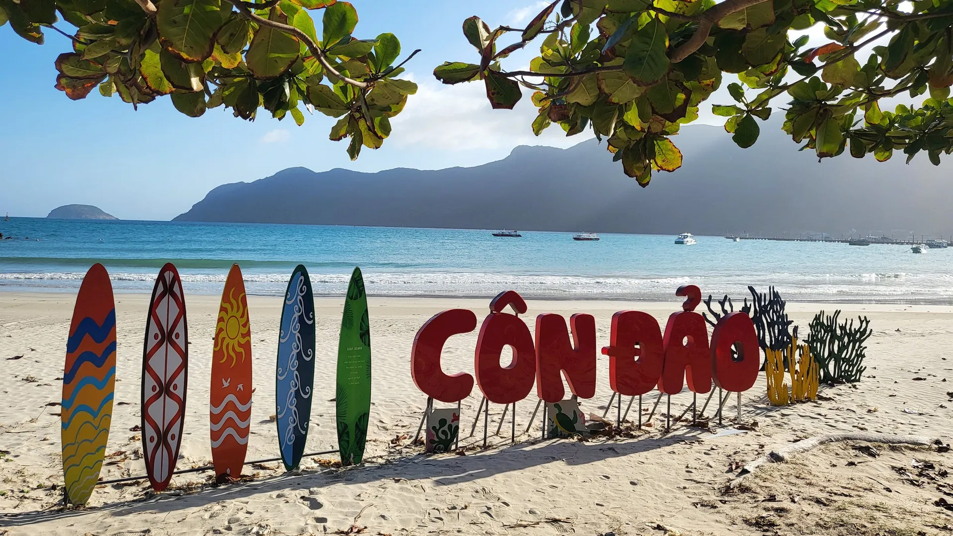 con-dao-so-huu-ve-dep-hoang-so-va-gia-tri-lich-su-tam-linh-ra-sao