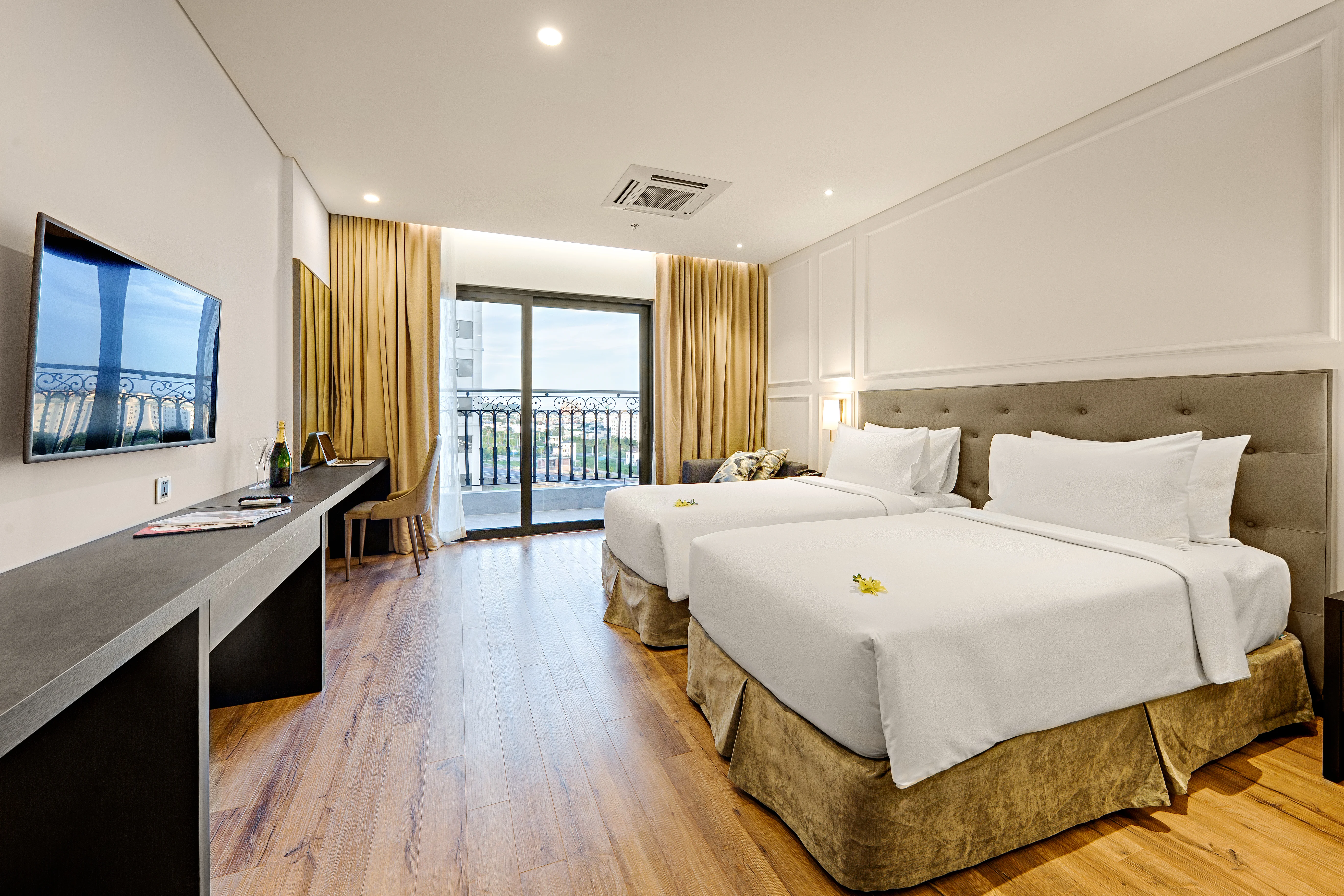 Wyndham Danang Golden Bay: Vị trí, đặc điểm, tiện ích, giá bán các hạng phòng & kinh nghiệm đặt phòng