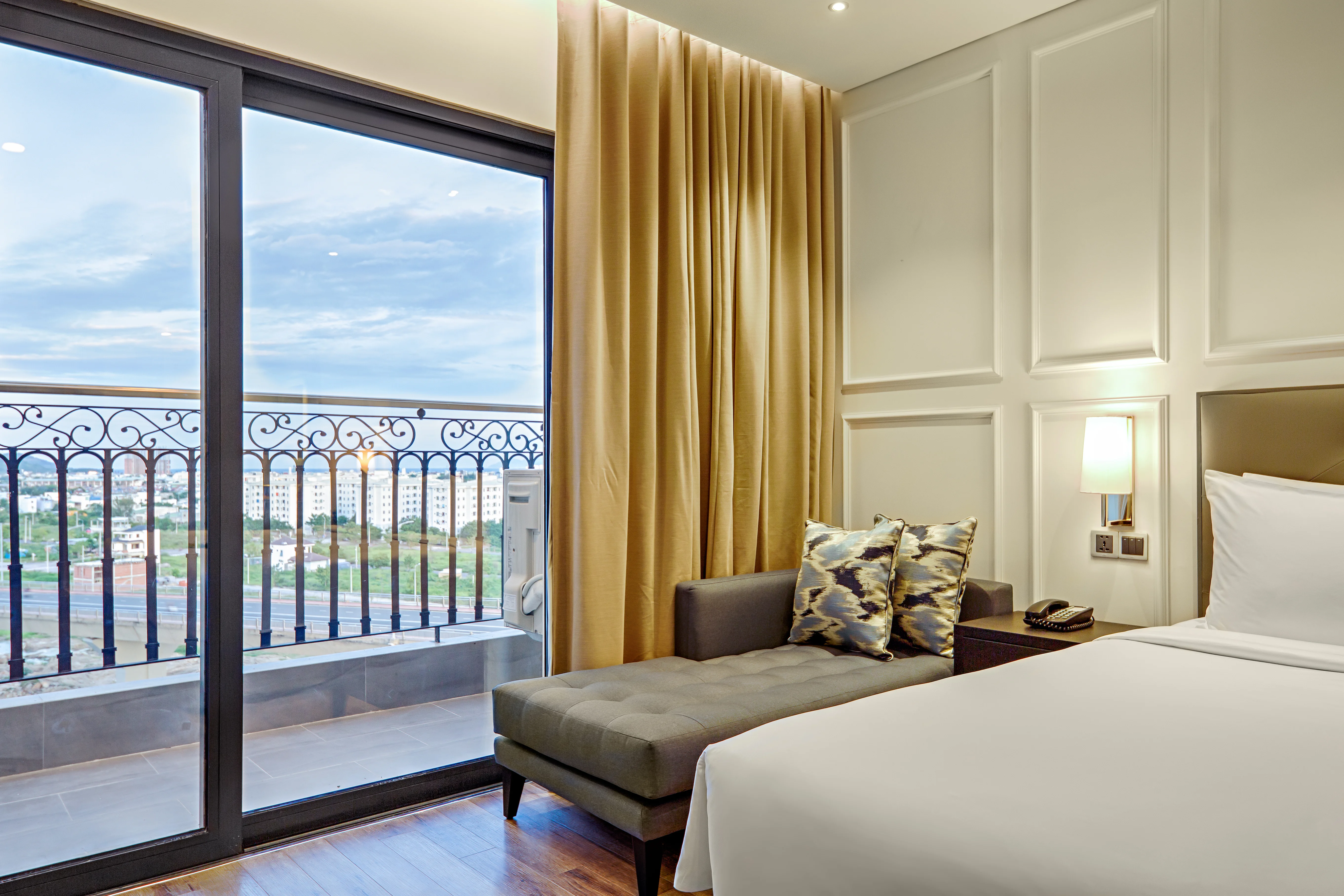 Wyndham Danang Golden Bay: Vị trí, đặc điểm, tiện ích, giá bán các hạng phòng & kinh nghiệm đặt phòng