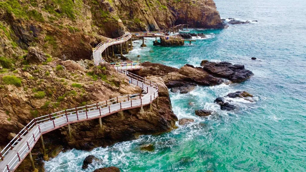 bien-quy-nhon-phu-yen-mang-lai-ve-dep-hoang-da-ra-sao