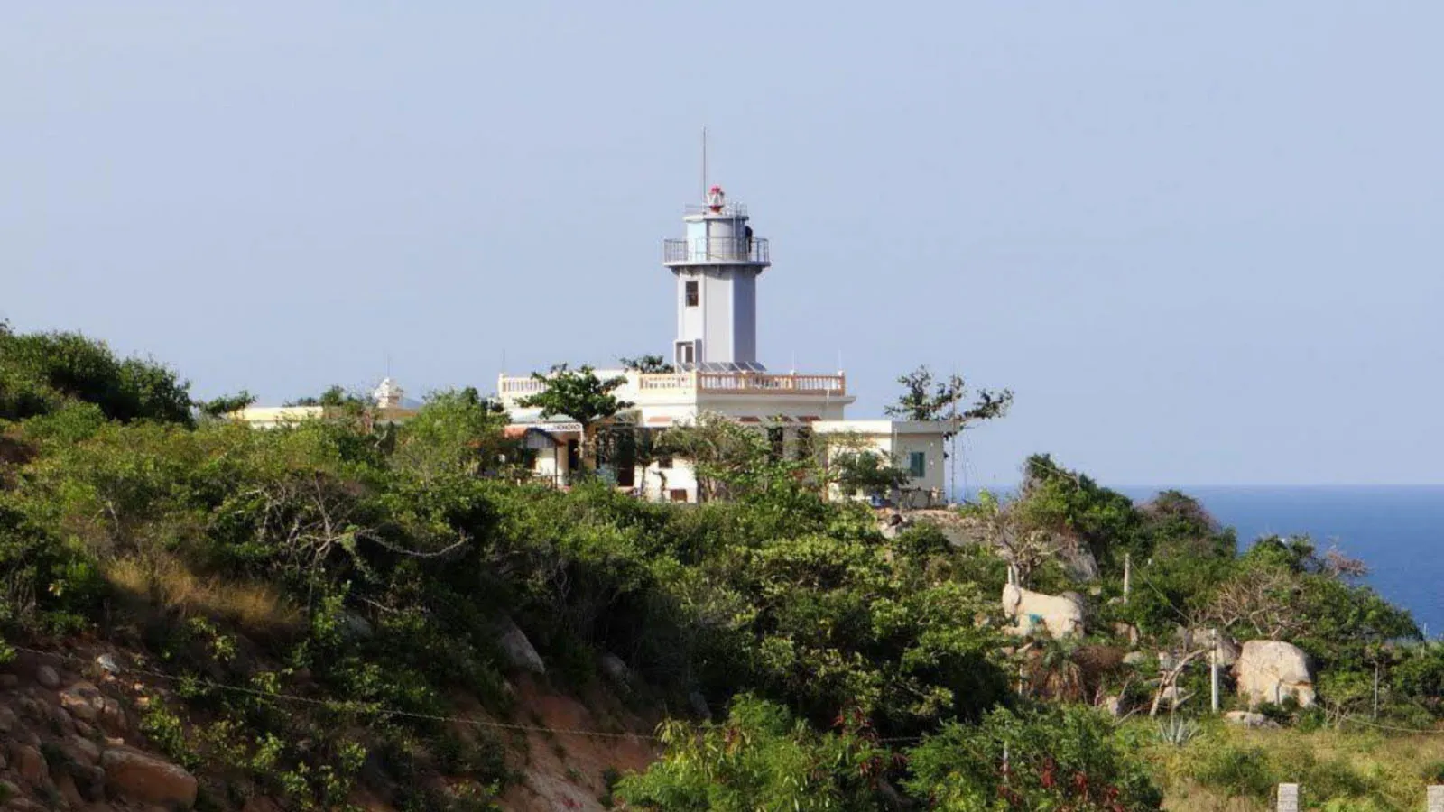 hai-dang-hon-chut-binh-hung-o-dau-va-huong-dan-di-chuyen-chi-tiet