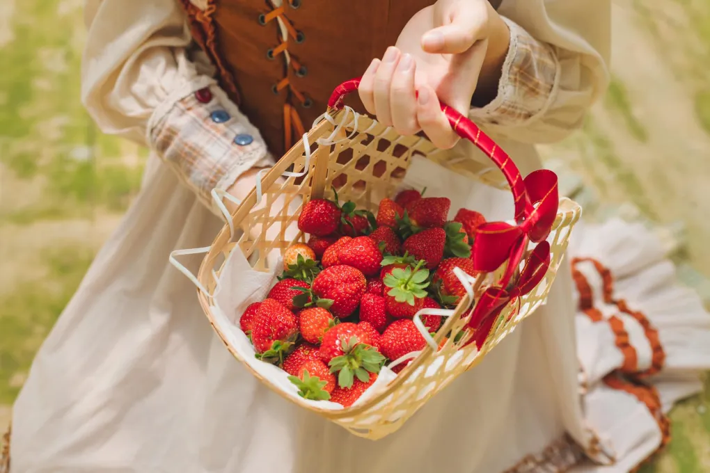 trai-nghiem-hai-dau-tay-tai-cac-nong-trai-nha-kinh-cong-nghe-cao-dien-ra-nhu-the-nao