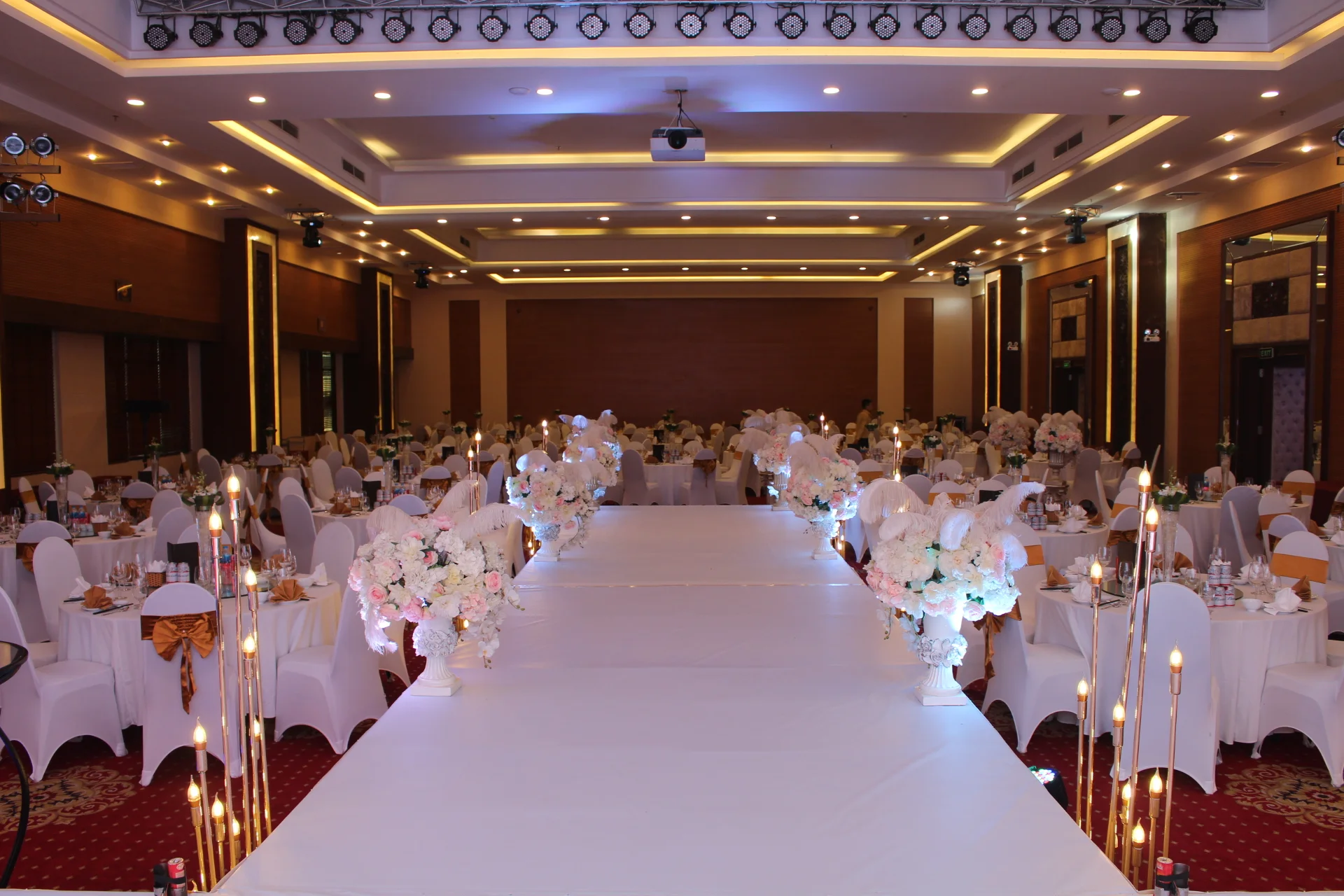 Grand-Ballroom---Le-duong-trang-le-khong-cot-tru