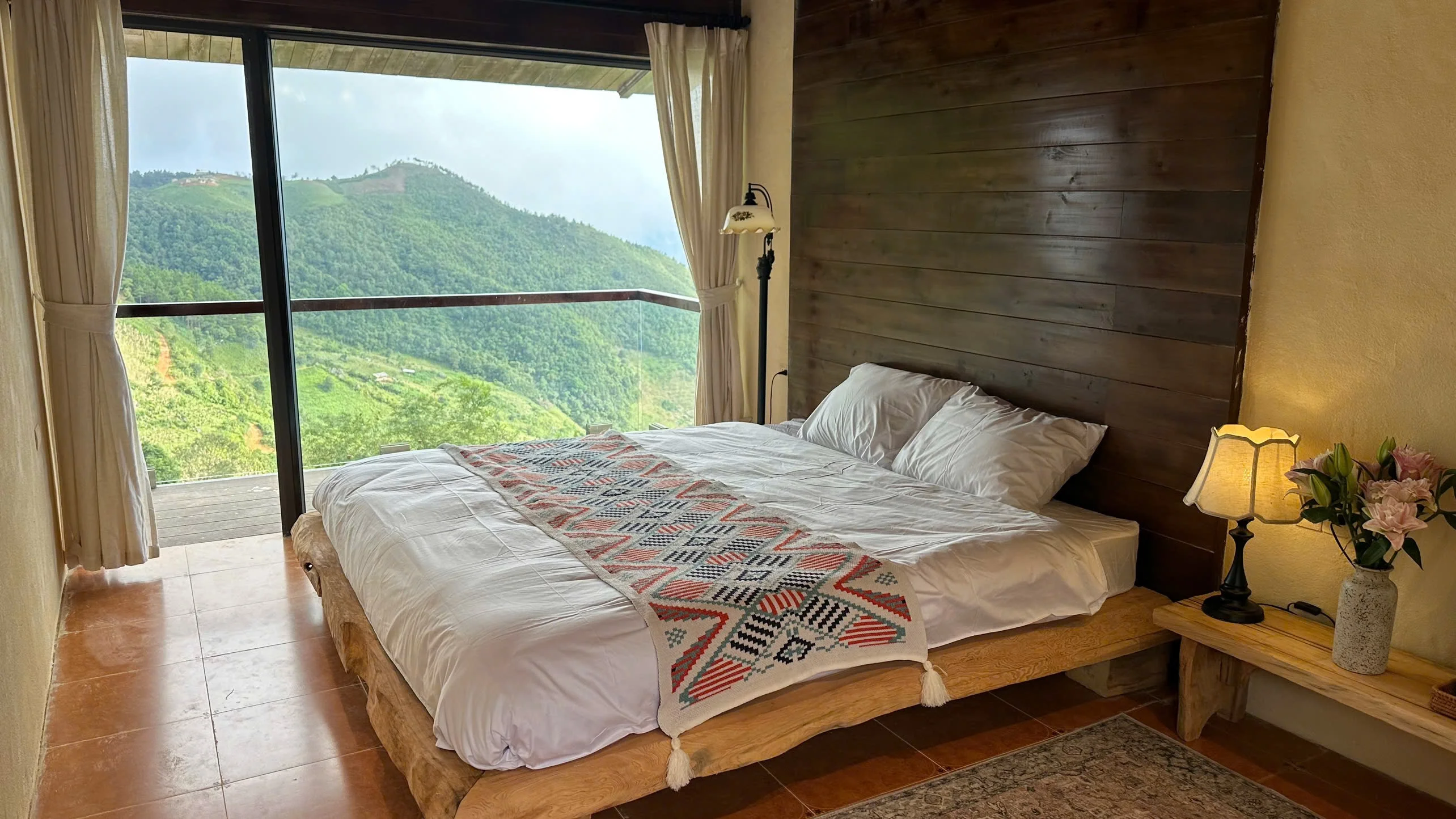 Chillout Village Tà Xùa: Vị trí, tiện ích, giá bán, kinh nghiệm đặt phòng & đơn vị uy tín