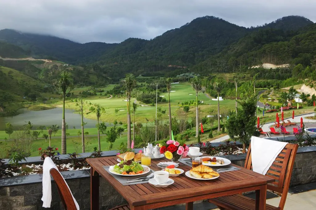 bai-toan-an-uong-gia-nha-hang-resort-vs-gia-hang-quan-pho-thi